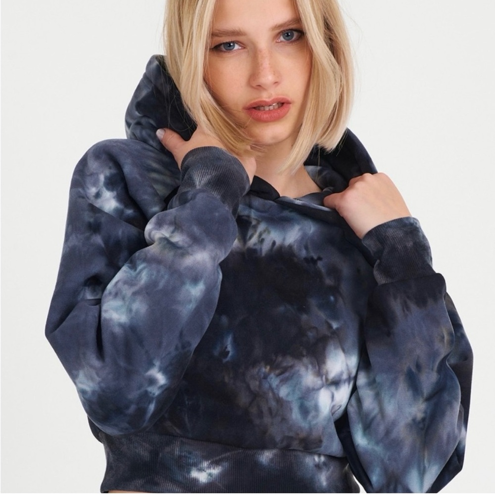NWT Kendall & Kylie Sweatshirt Large Blue Grey Tie-Dye Cropped Hoodie Long Slvs